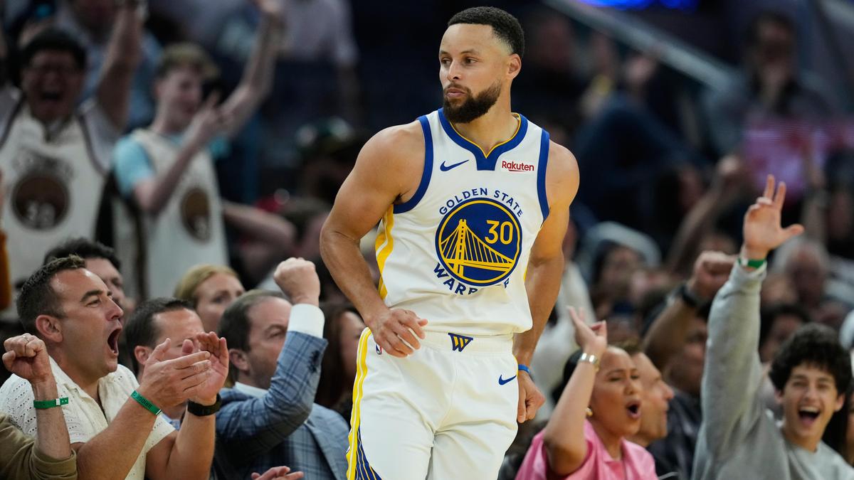 After 12 seasons, Curry brothers finally play an NBA game together